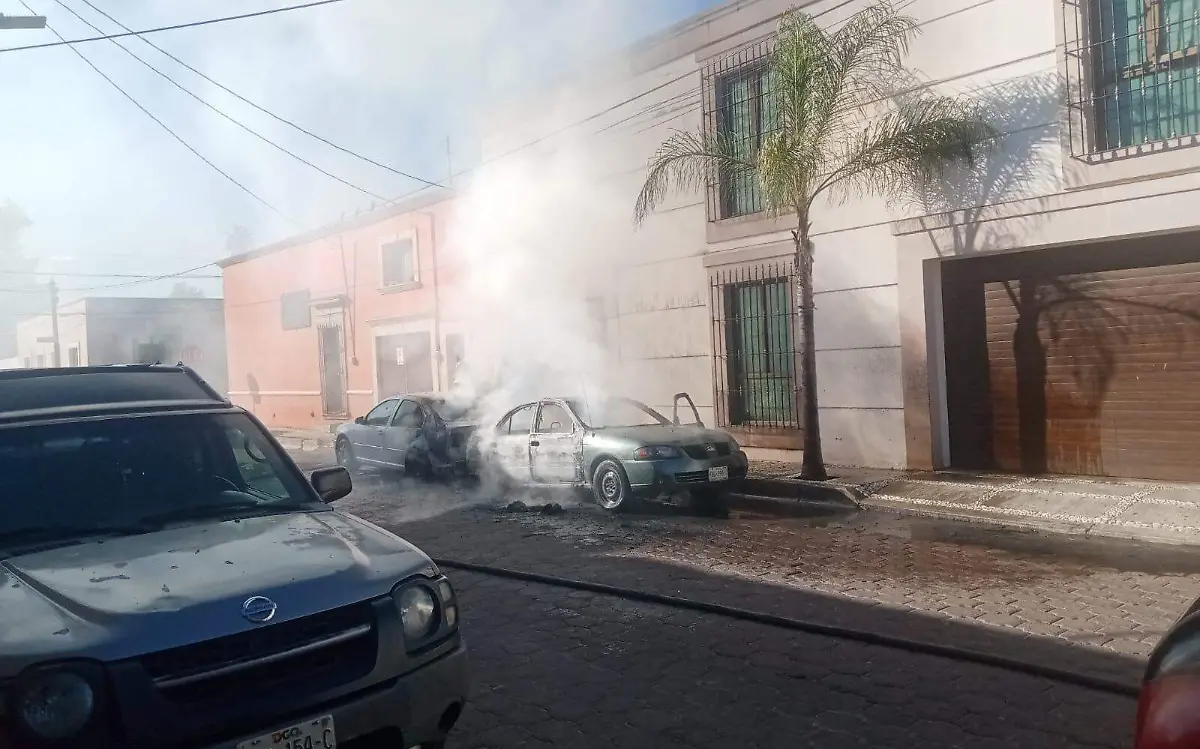 Fuego consume auto en "La Obrera"