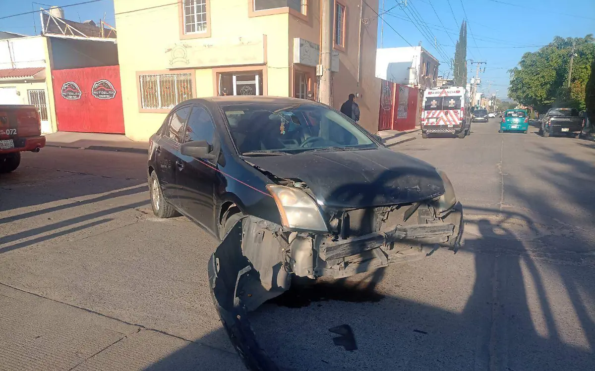 Vuelca camioneta en la IV Centenario