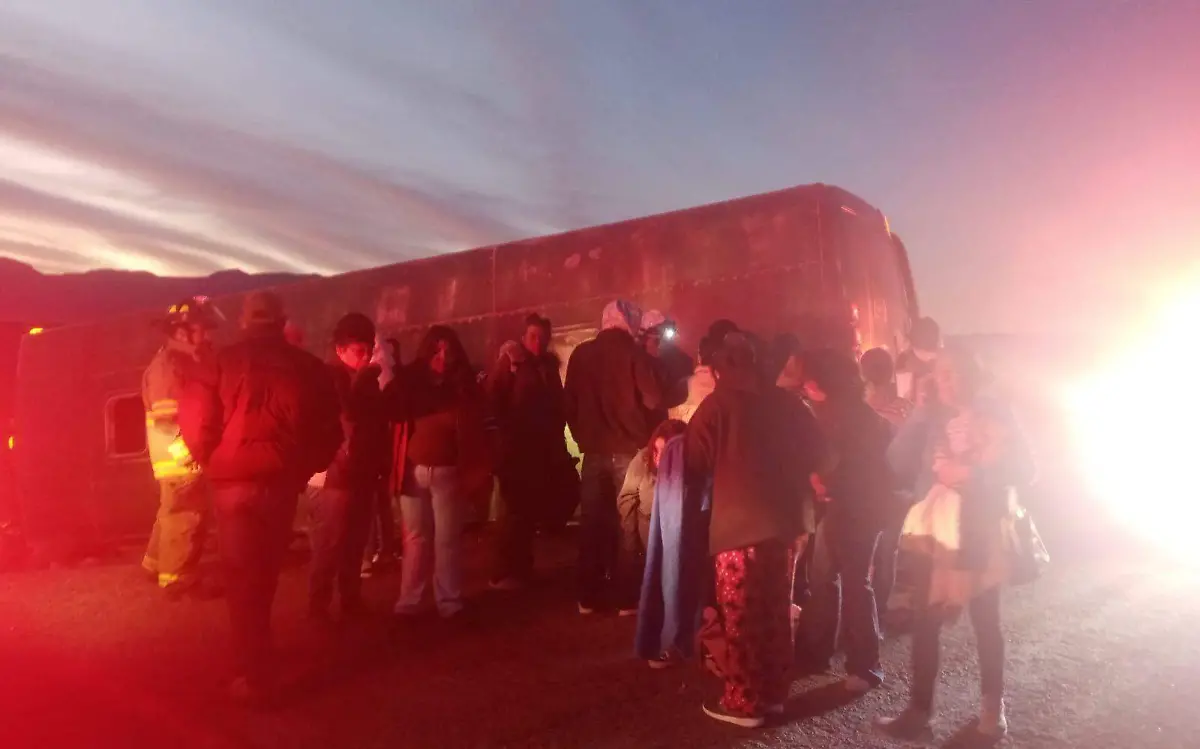 Vuelca autobús con 22 estudiantes a bordo