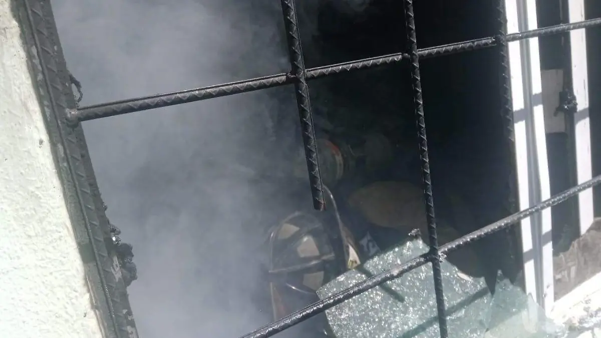 Sofocan incendio en una casa habitación