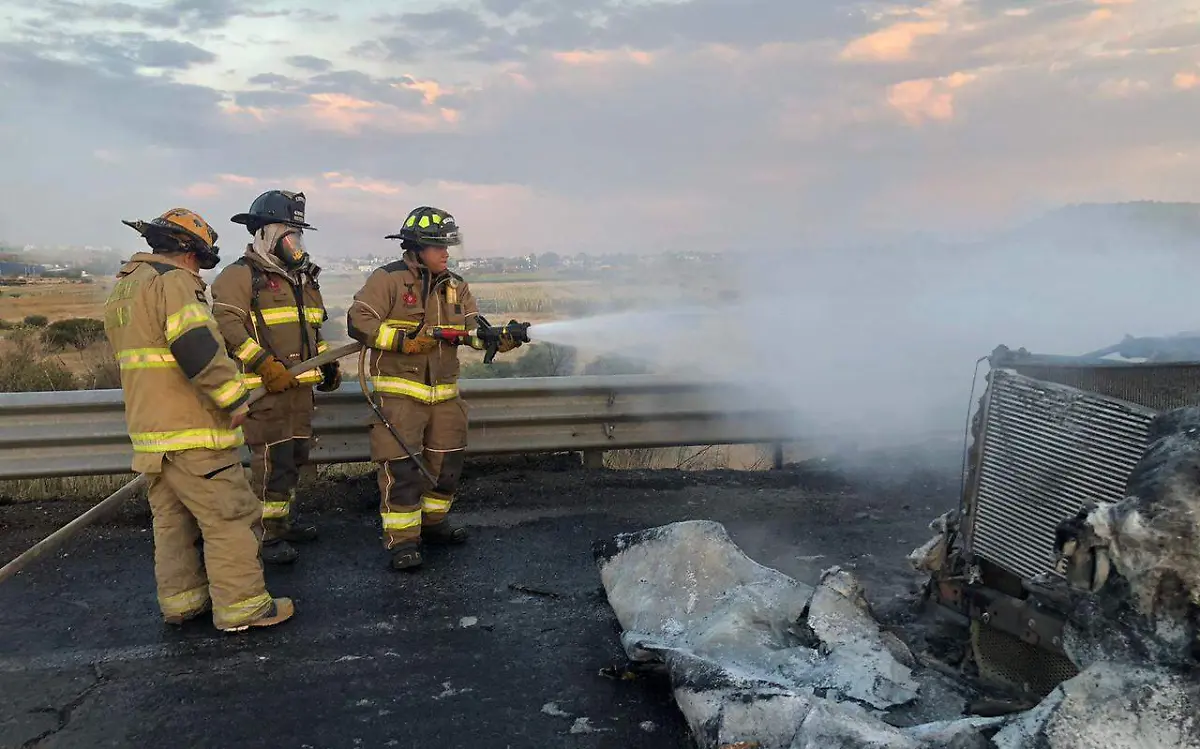 Se incendia tráiler cargado con madera en la "Súper" Durango-Mazatlán