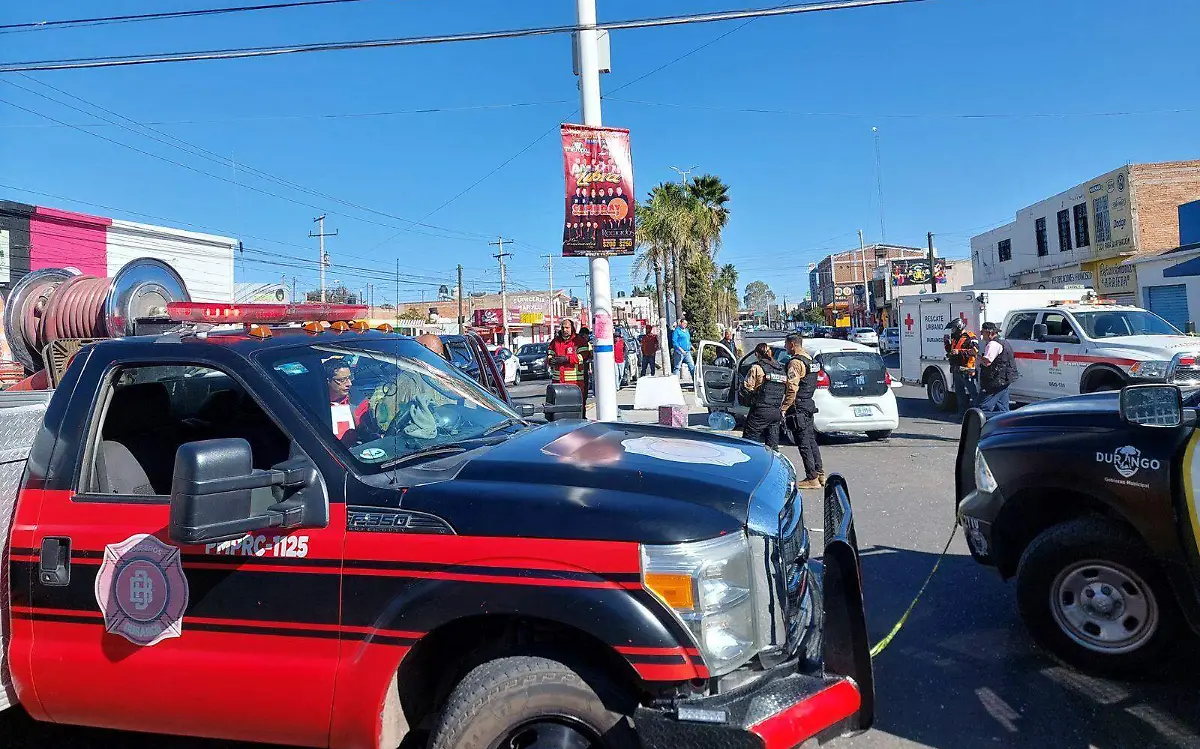 Queda niña prensada en choque