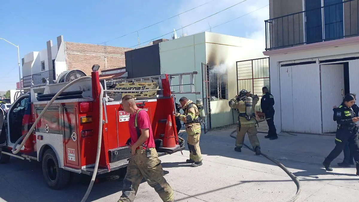 Sofocan incendio en una casa habitación