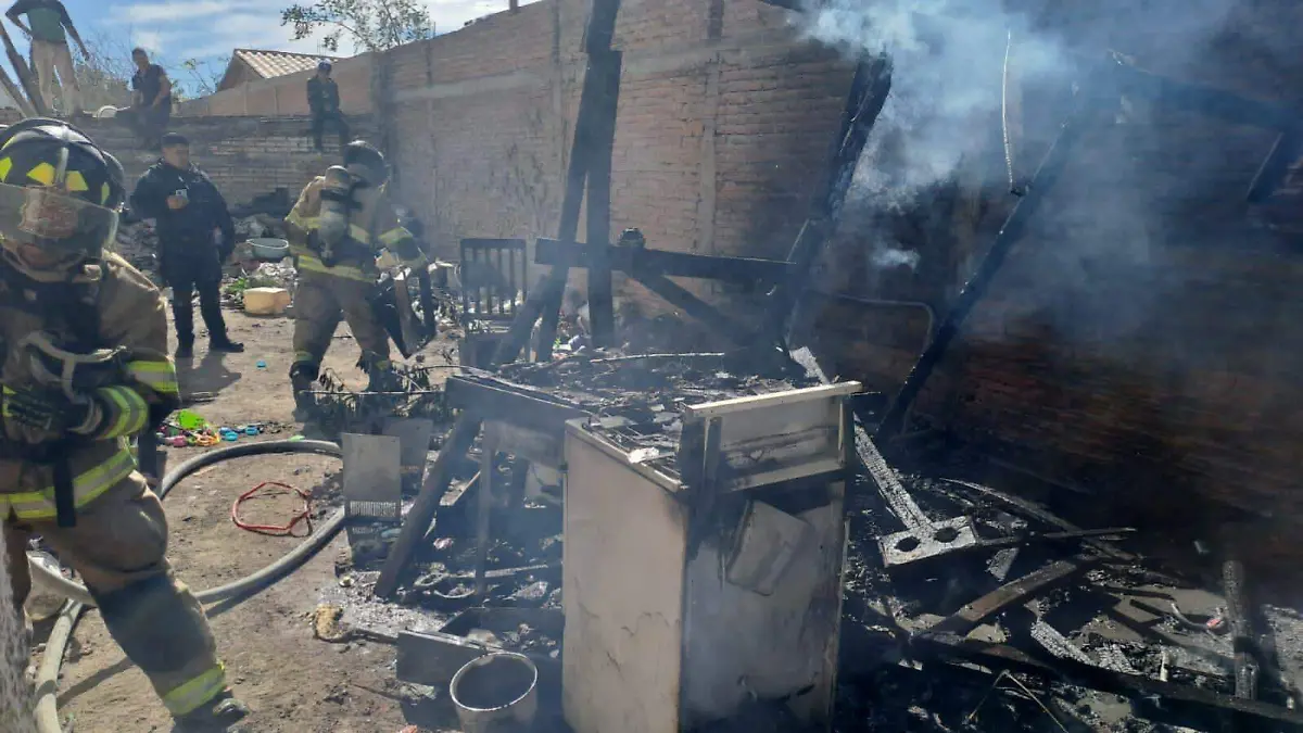 Fuego consume jacal en la Jardines de Cancún