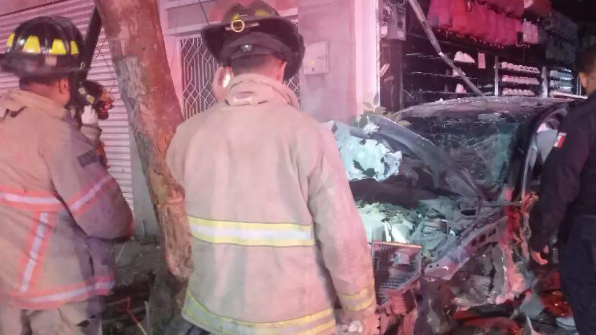 Jóvenes sufren accidente; destruyen su Cadillac