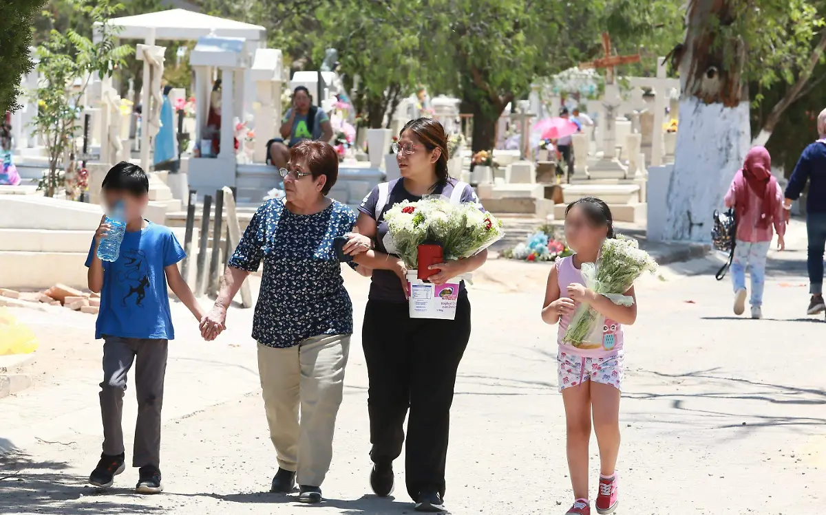Venta de flores por el Día de la Madre en el Panteón de Oriente de Durango