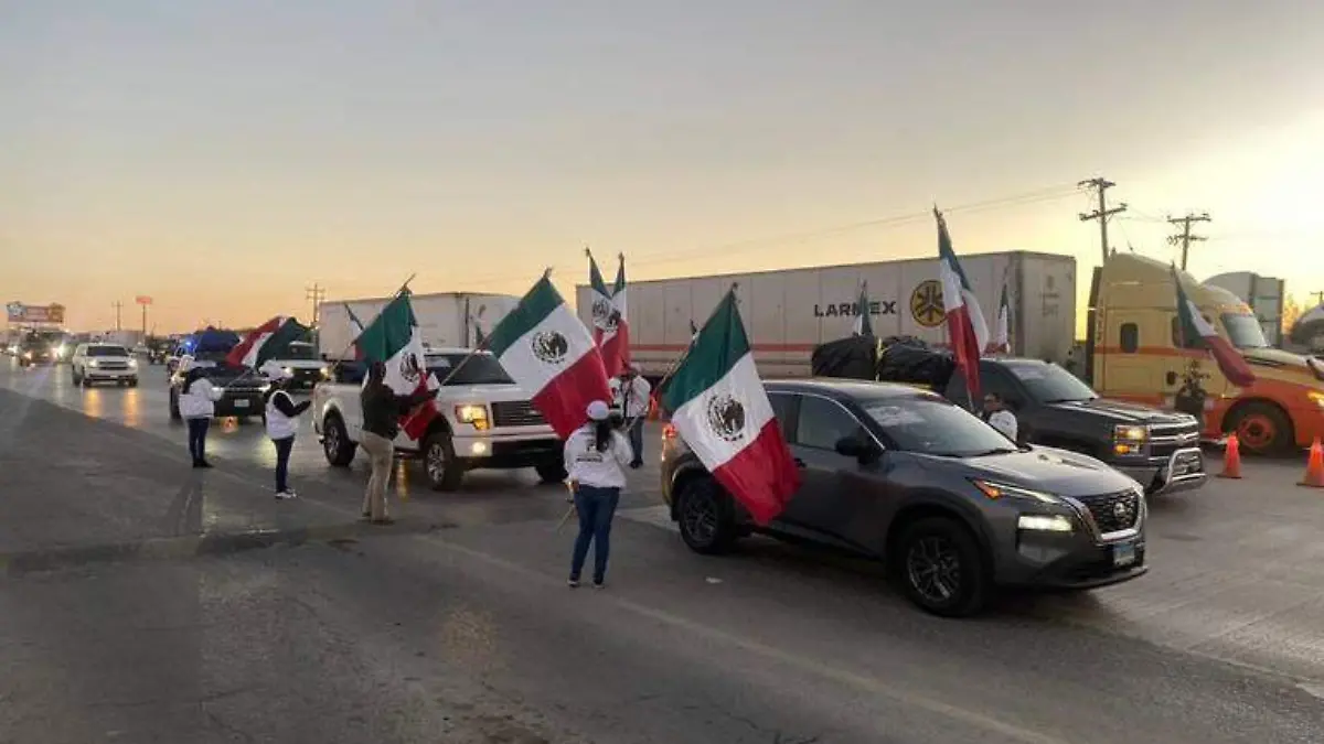Una enorme caravana de paisanos ingresó por Nuevo Laredo, se trata de la más grande hasta el momento