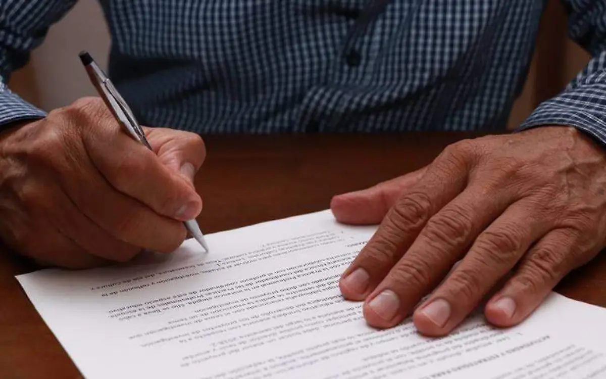 Persona firmando documentos