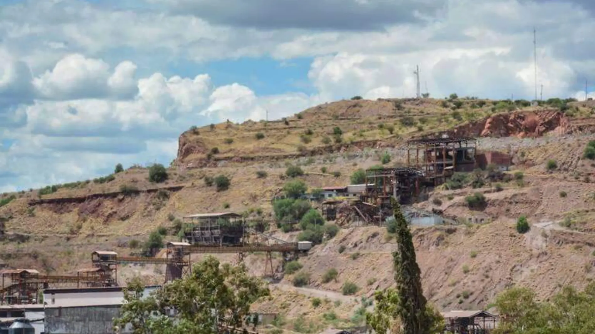 Sorprenden explosiones en Cerro de Mercado; habitantes acusan daños