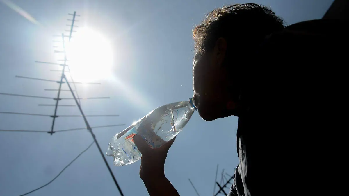 Persona tomando agua