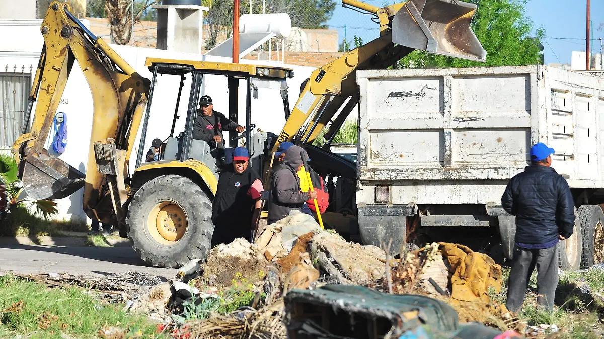 Realizan limpieza masiva de canal en Durango