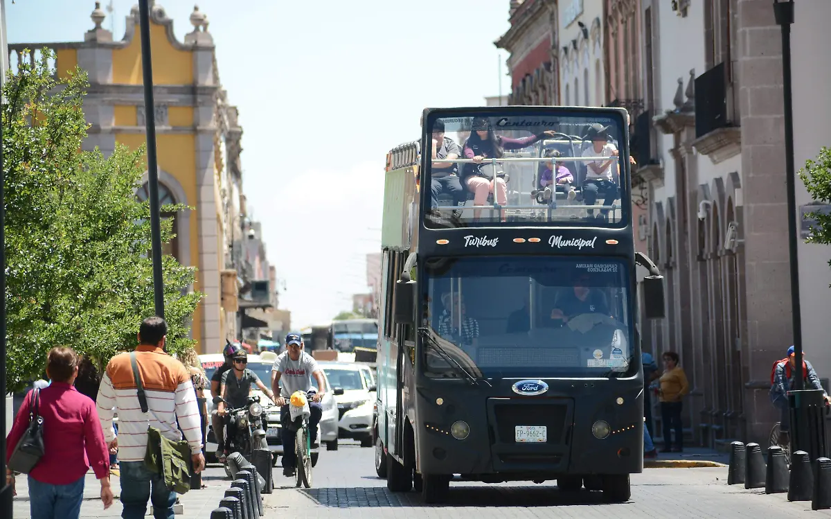 Turistas pasean por la ciudad de Durango