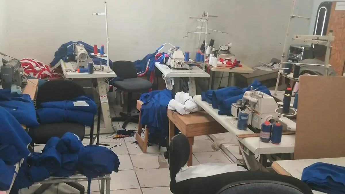 Director de la EST #62 prohíbe a negocio vender uniformes