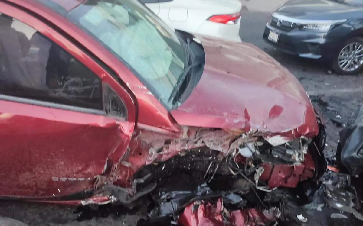 Hizo “carambola” con 8 autos; dos heridos