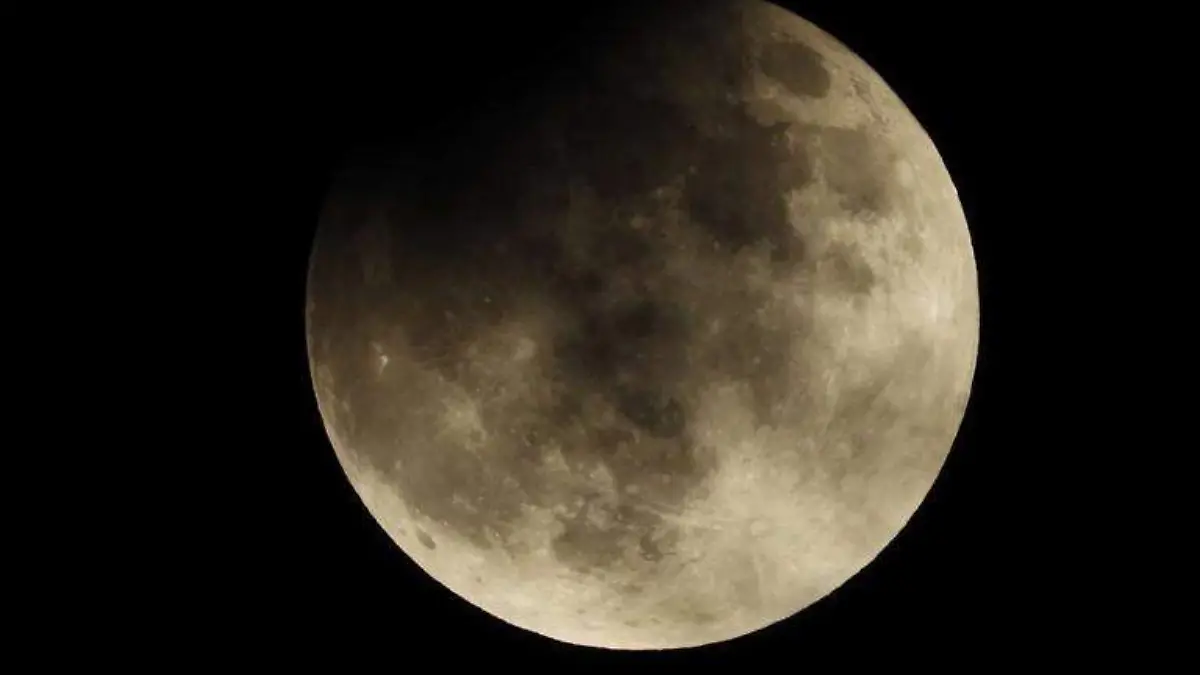 Captan imágenes en Durango del eclipse lunar parcial de este martes