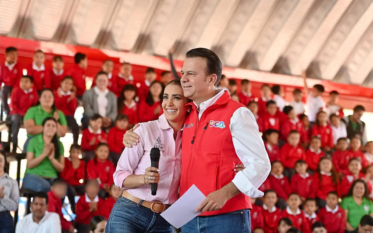 Marisol y Esteban Villegas entregan uniformes para ciclo escolar 2024-2025
