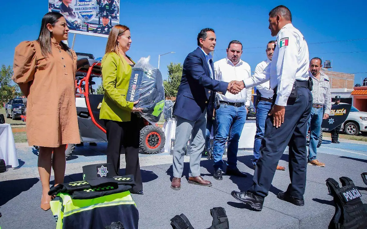 Dotan a policías con equipo táctico y uniformes en Durango