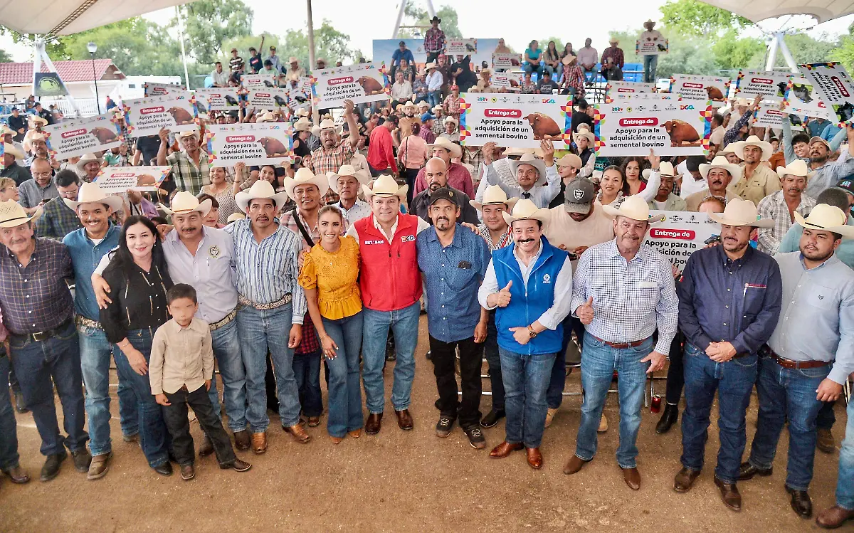 Entrega Esteban Villegas subsidios para adquisición de sementales
