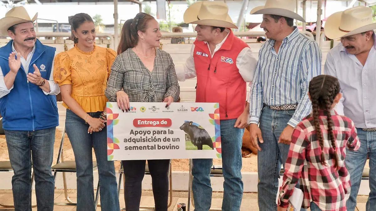 Entrega Esteban Villegas subsidios para adquisición de sementales