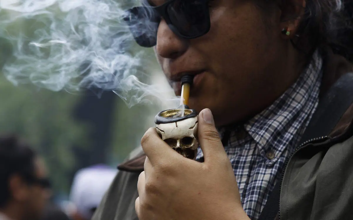 Mujer consumiendo marihuana