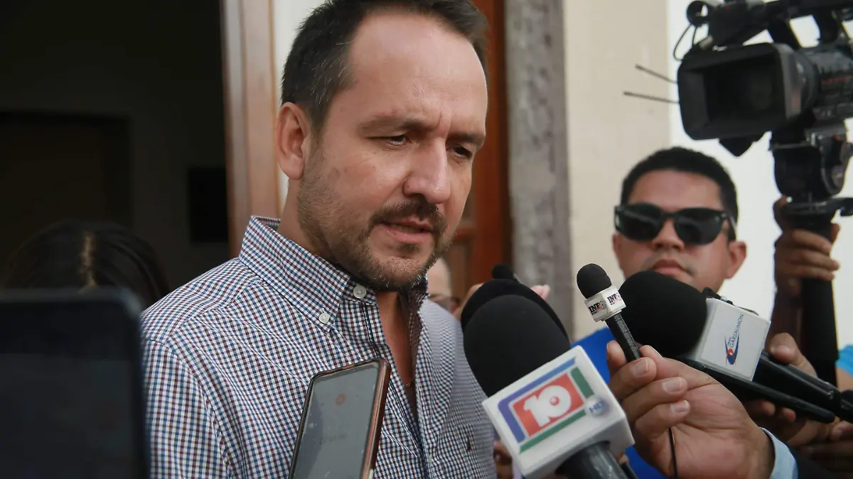 Cuestiona regidor de MC entrega tardía de becas Promeep 