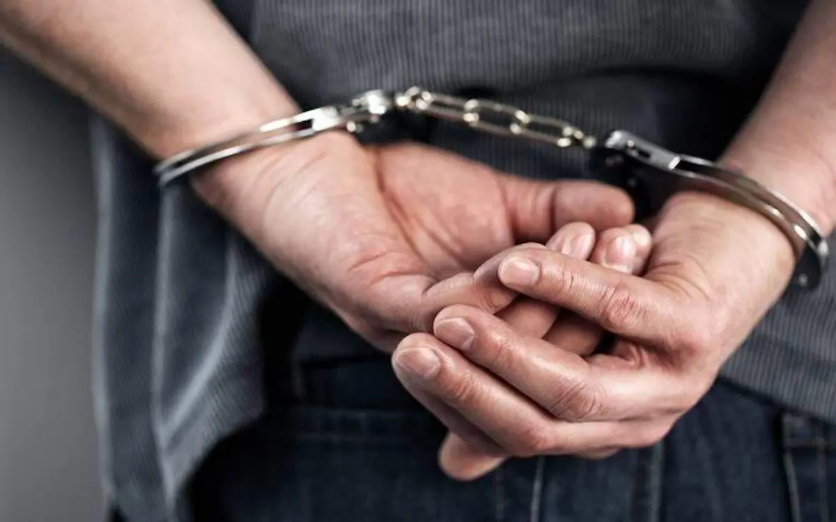 Los detenidos son esposados al ser arrestados por la policía