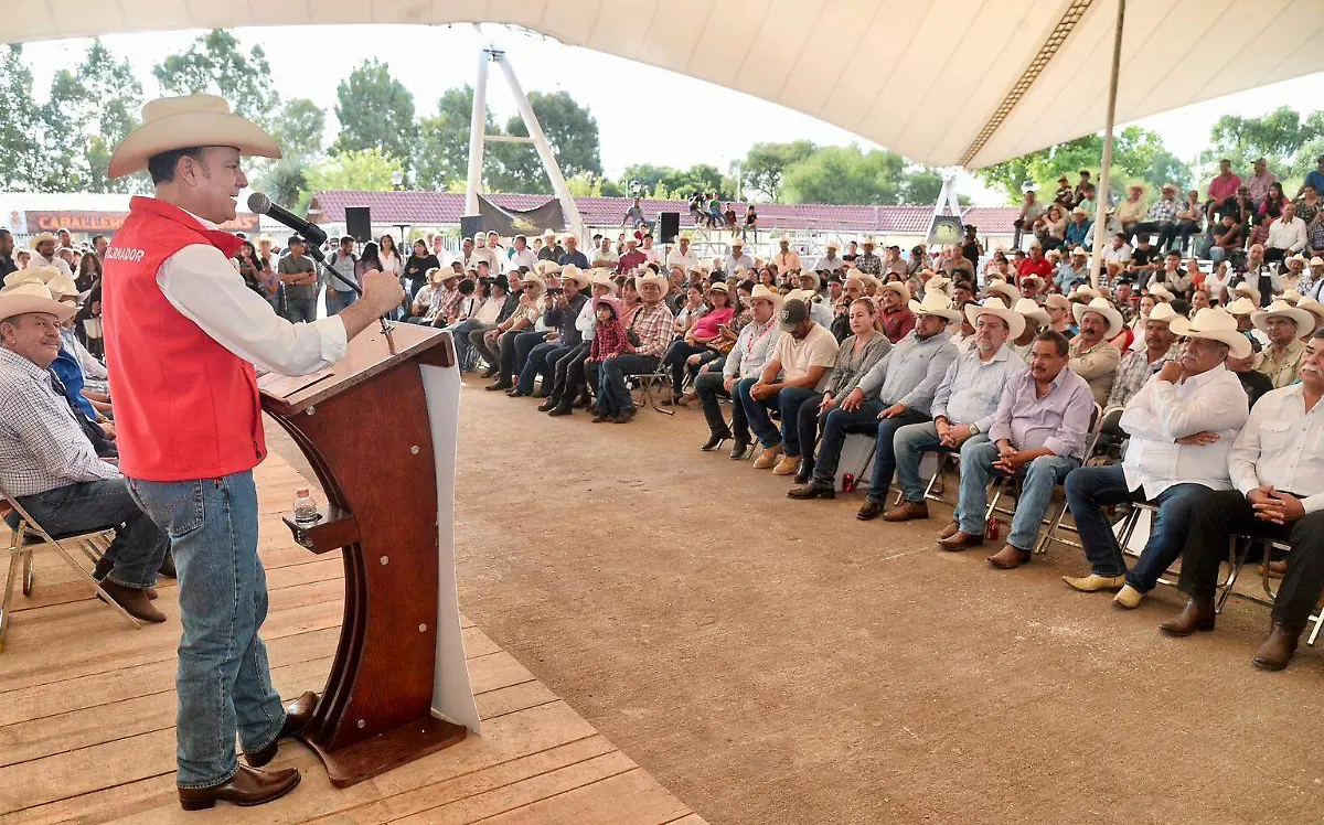 Entrega Esteban Villegas subsidios para adquisición de sementales