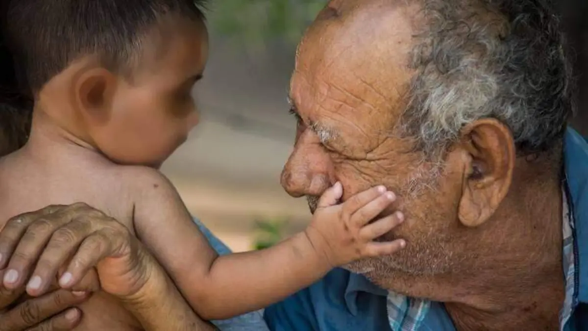 niño adulto mayor