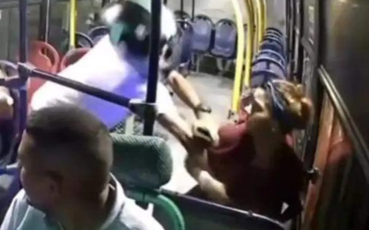 Pasajeros de autobús dejan en ridículo a ladrón