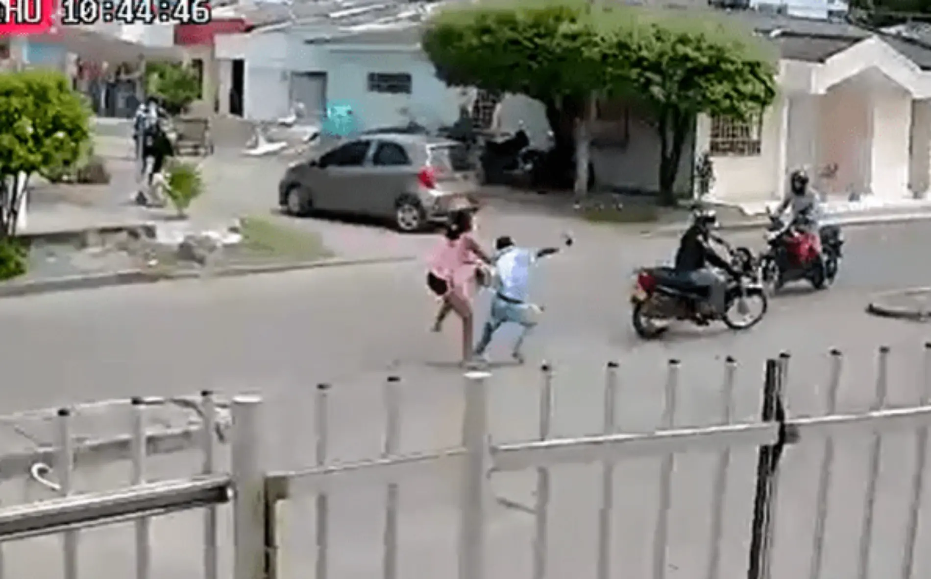 mujer-enfrenta-ladrones-colombia-video-viral-3-920x371