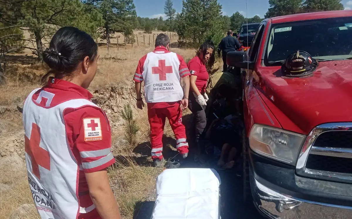 Vuelca familia en camino vecinal de Durango