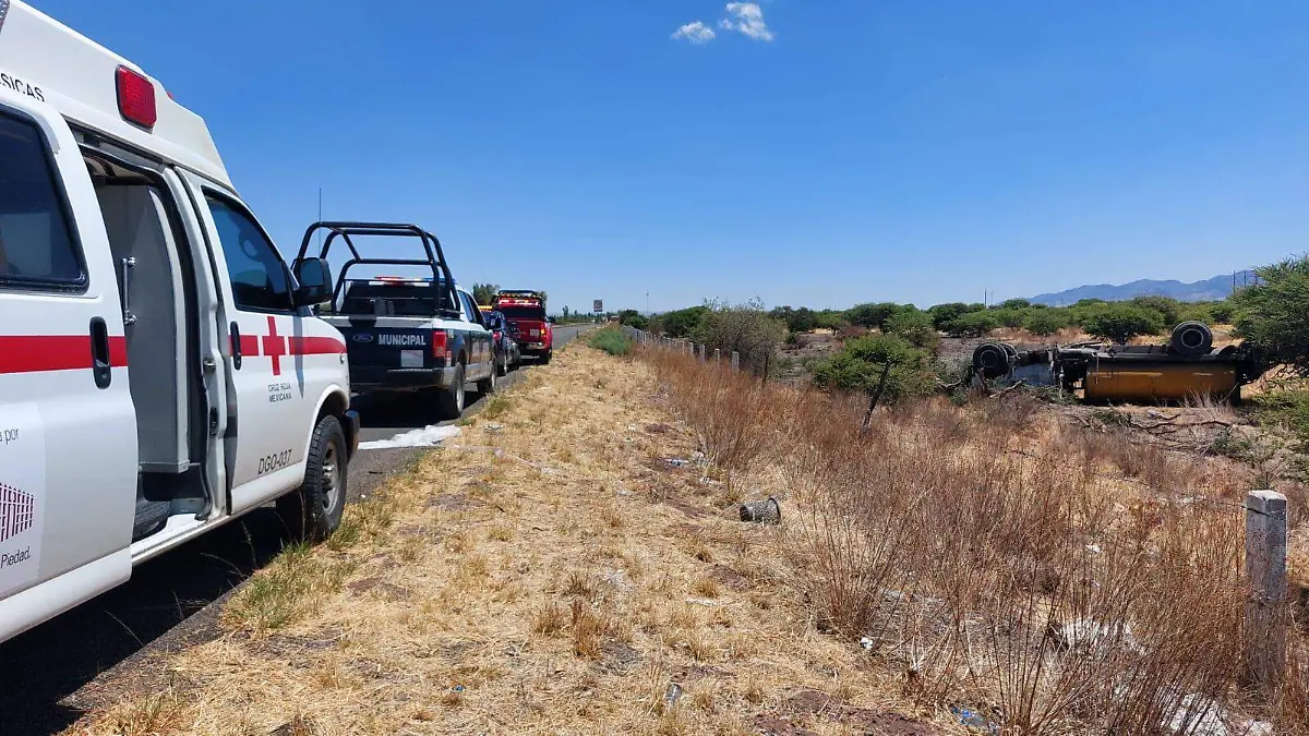 Vuelca pipa en carretera de Canatlán