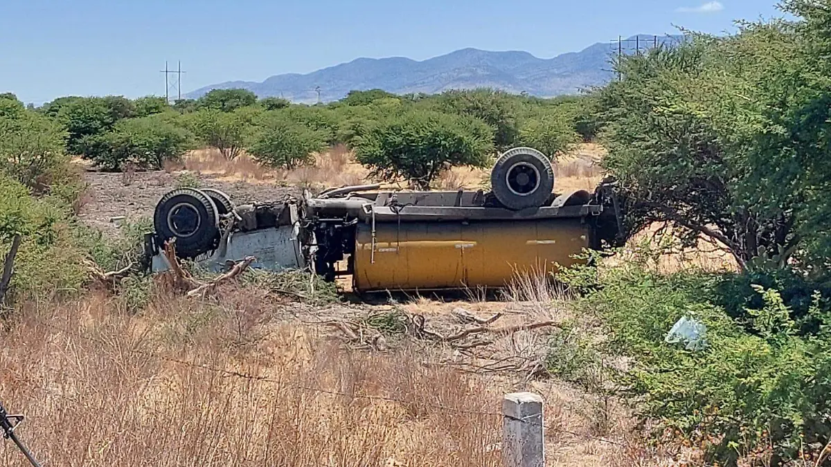 Vuelca pipa en carretera de Canatlán