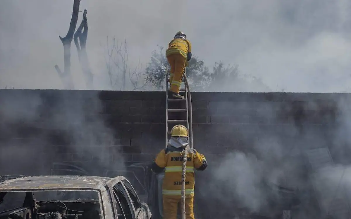 Bomberos sofocan quema de maleza en Lerdo