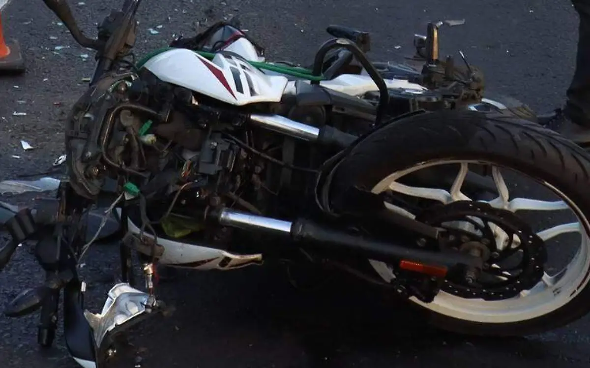 Vehículo embiste a pareja motociclista en La Libertad