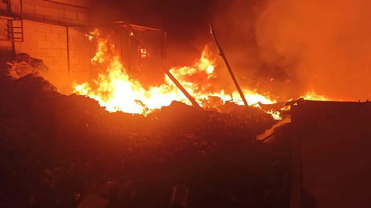 Fuego consume chatarrera en Lerdo