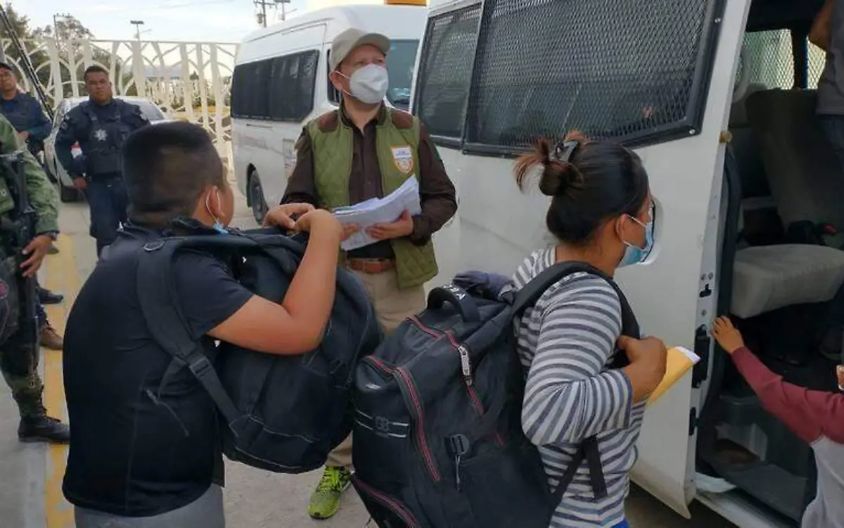 Viajar hacinados dentro de tráileres es una de las formas más peligrosas que usan los traficantes para cruzar migrantes clandestinamente