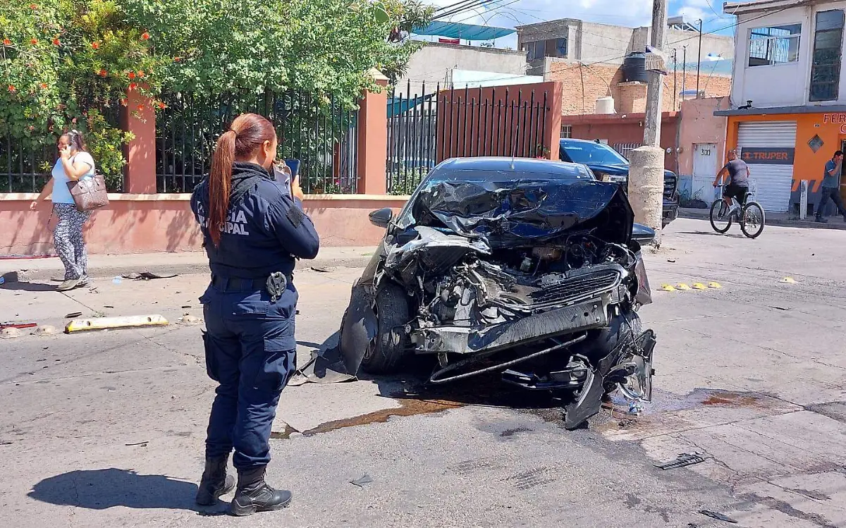Genera caos vial choque en avenida Nazas, Durango