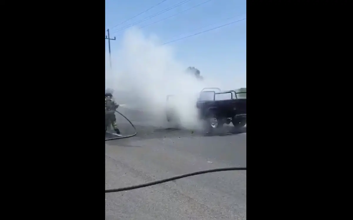 Camioneta se incendia en periférico de Durango
