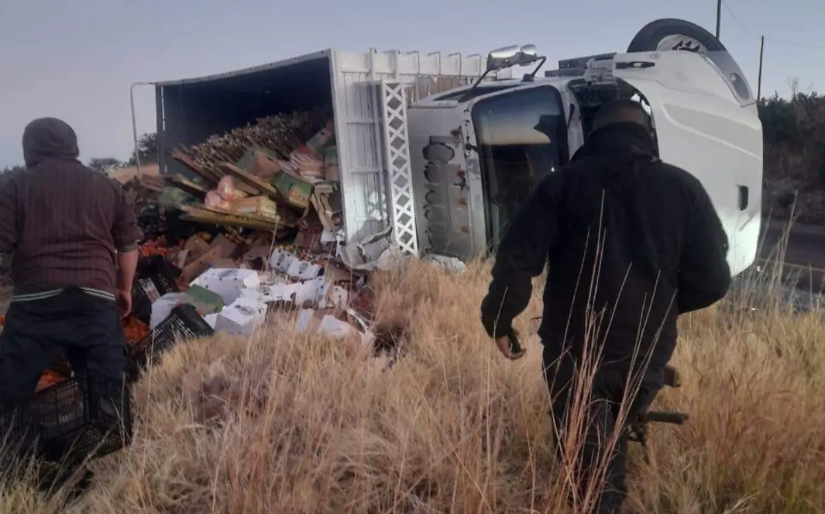 Vuelca tráiler en carretera a Santiago Papasquiaro, Durango