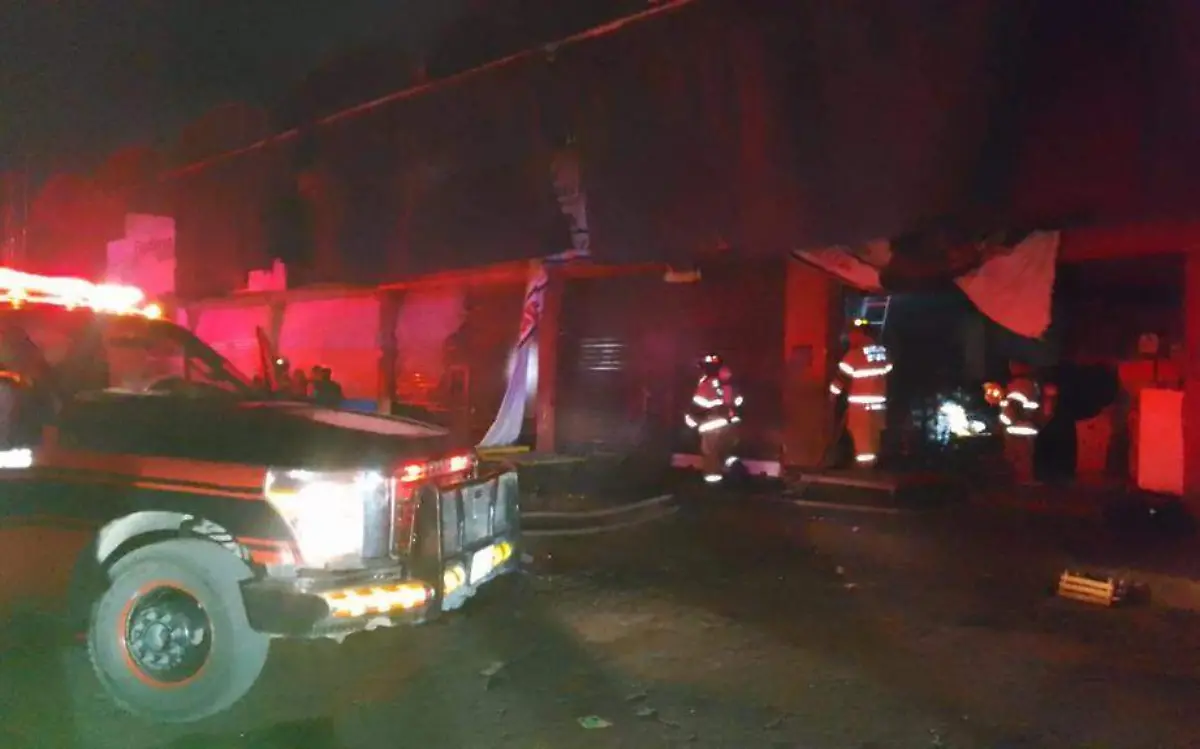 Fuego consume bodega del mercado de abastos