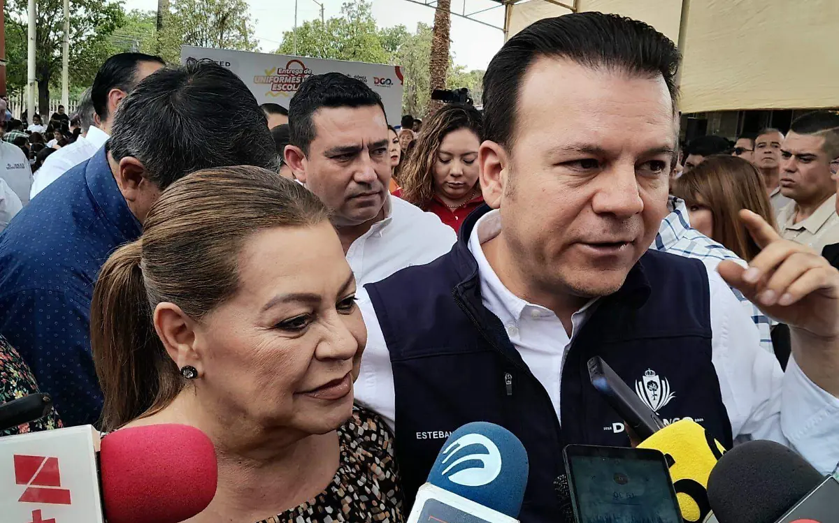 Esteban Villegas acompañado de Lety Herrera en la Laguna de Durango