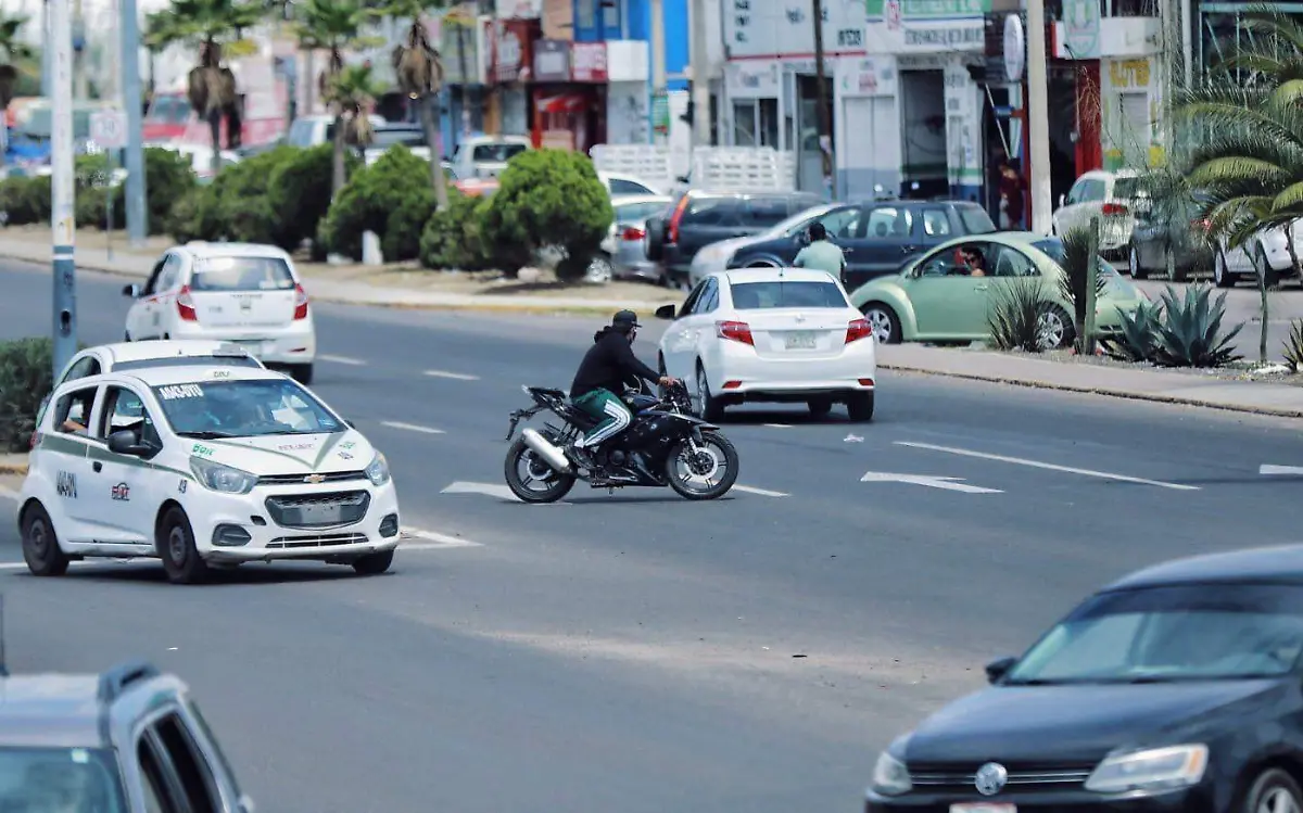 Motociclistas circulan por la ciudad