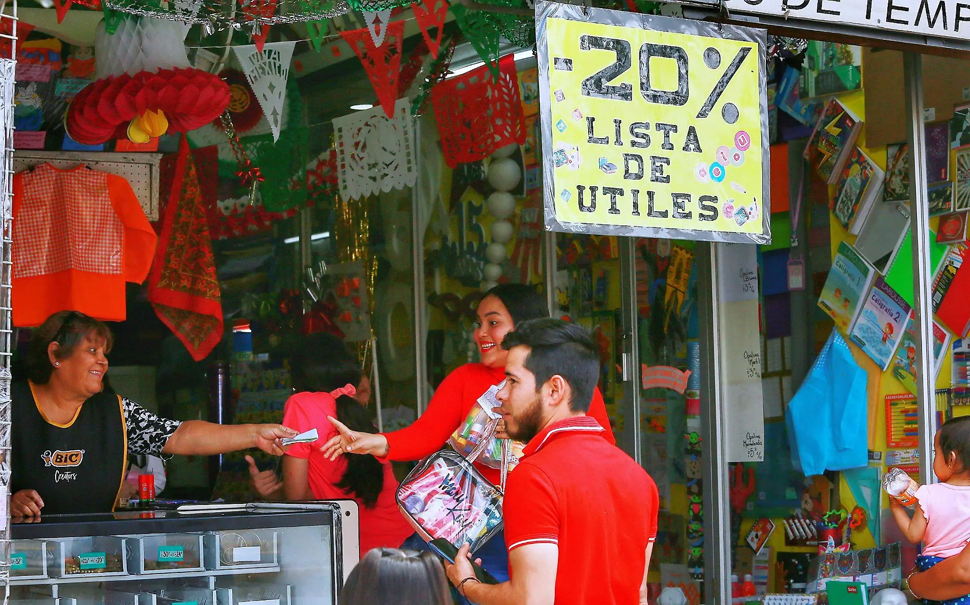 Padres de familia comprando útiles escolares en Durango