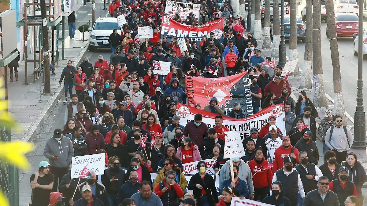 Se manifiestan integrantes del STAUJED en Durango; exigen aumento salarial