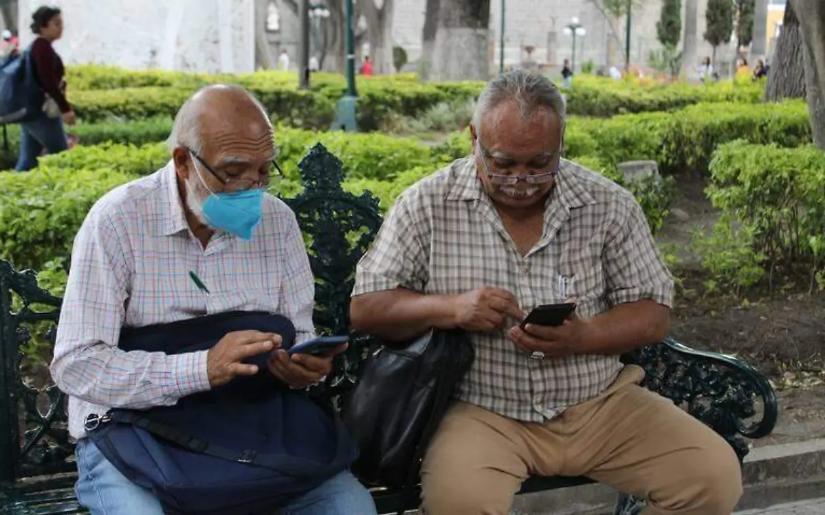 Adultos mayores usando su celular