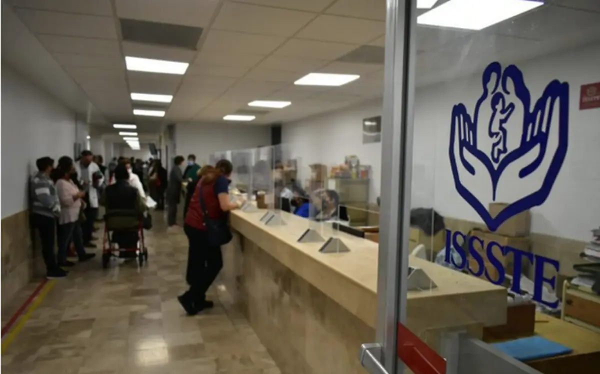 Derechohabientes acuden al hospital del ISSSTE
