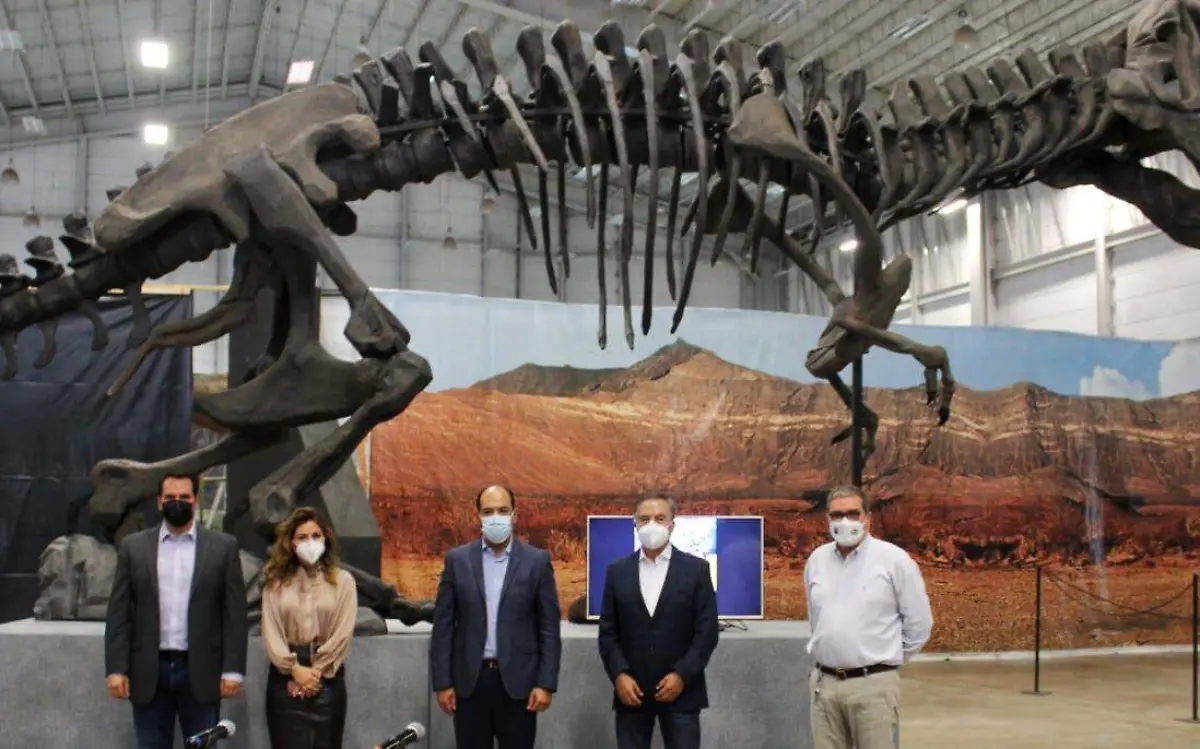 Exposición de dinosaurios en la Fenadu