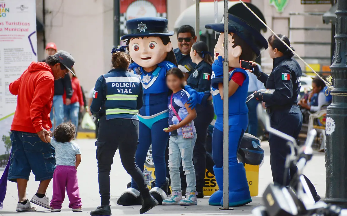 Policías atienden a turistas en el centro histórico de Durango