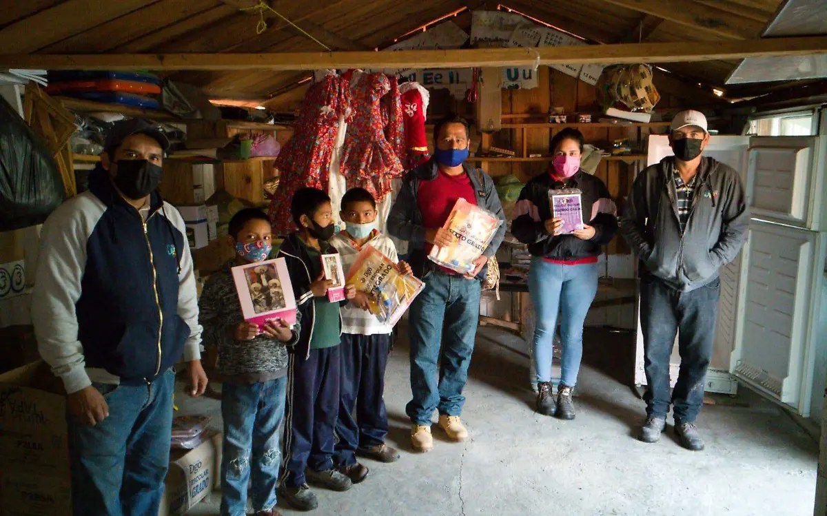 Entregan libros de texto gratuitos en escuelas de Durango